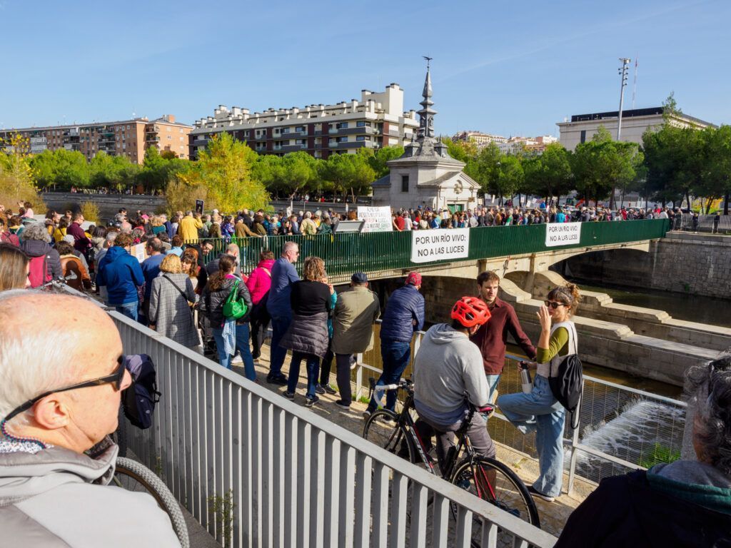 Concentración contra las luces del rio manzanares