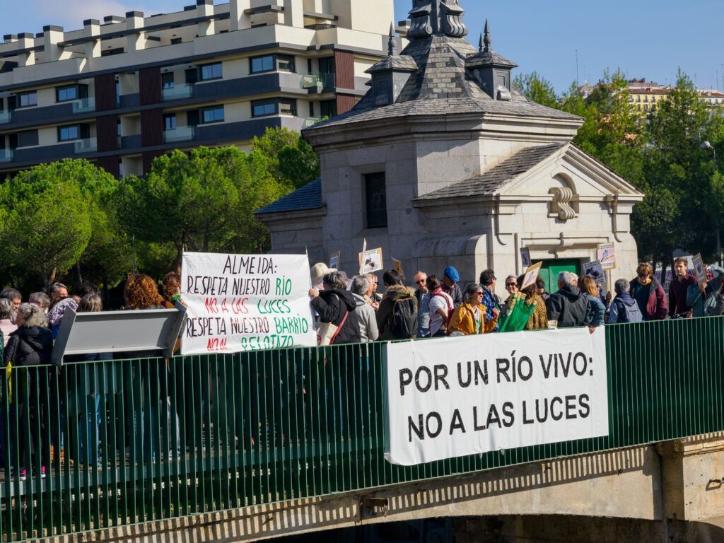 Concentración contra las luces del rio manzanares