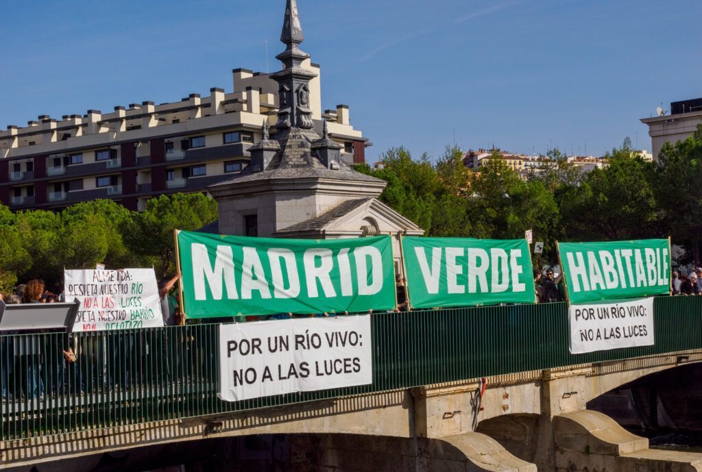 Concentración contra las luces del rio manzanares
