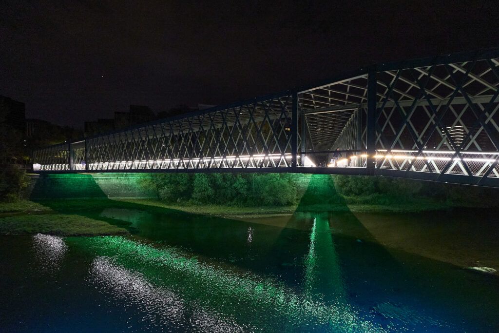 Iluminacion del puente en el rio manzanares